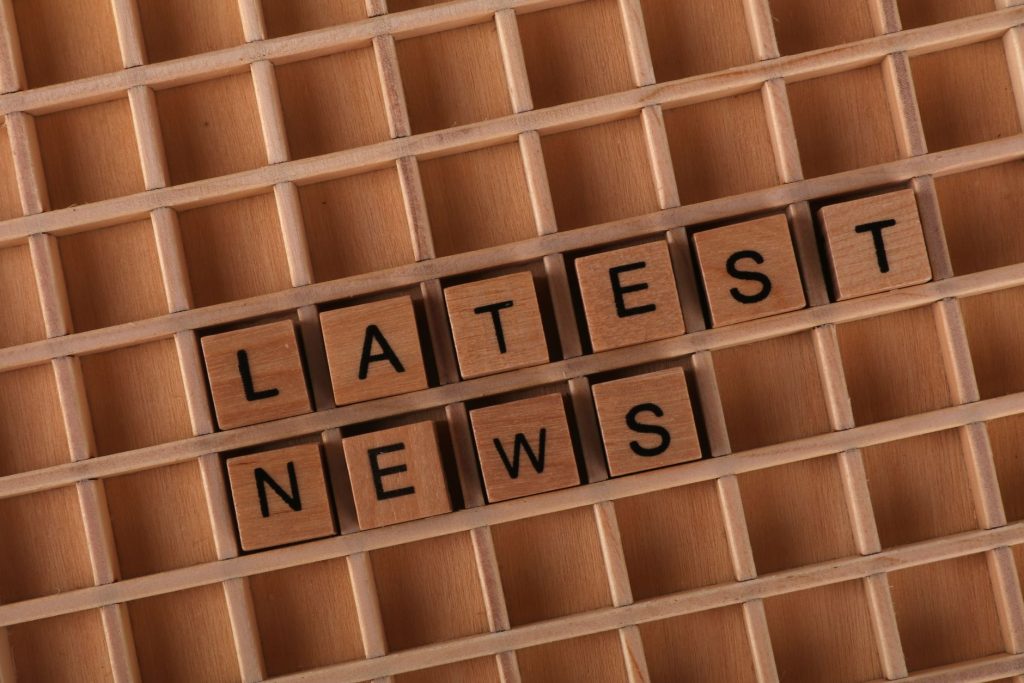 Wooden letter blocks spelling 'Latest News' on a grid surface. Ideal for media concepts. — Montez le tonnerre du casino Wild