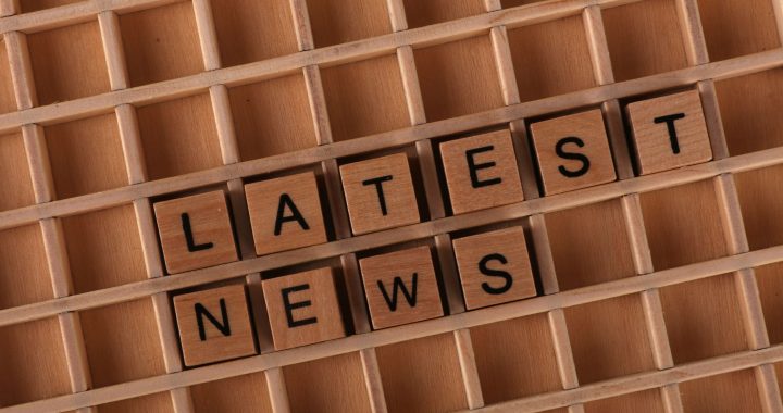 Wooden letter blocks spelling 'Latest News' on a grid surface. Ideal for media concepts. — Montez le tonnerre du casino Wild