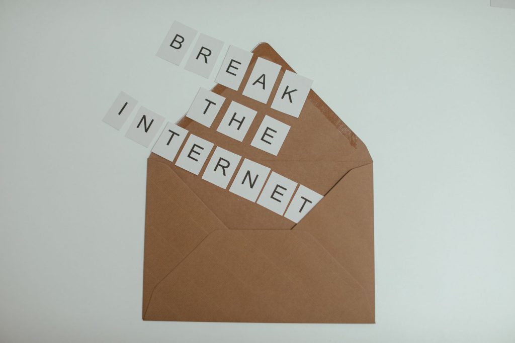 Brown envelope with tiles spelling 'Break the Internet' creates a conceptual and modern theme. — Sichere und faire Spielumgeb