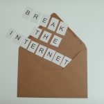 Brown envelope with tiles spelling 'Break the Internet' creates a conceptual and modern theme. — Sichere und faire Spielumgeb