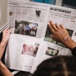 People reading a newspaper on a subway train, highlighting current events and diverse perspectives. — Welches Spielerlebnis e